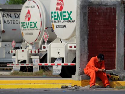 Un trabajador de Pemex, en el Estado de Nuevo León.