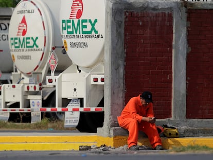 Trabalhador da petroleira mexicana Pemex na refinaria de Cadereyta, em agosto de 2020. Empresa é investigada na Lava Jato.