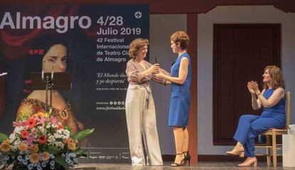 Adriana Ozores recibe el Premio Corral de Comedias de manos de Carmen Calvo en presencia de Elvira Lindo, el pasado jueves en Almagro.