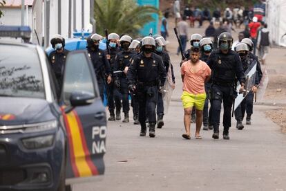 Intervención de la Policía Nacional en el campamento humanitario de Las Raíces, en La Laguna (Tenerife), durante unos incidentes que se han saldado con la detención de ocho inmigrantes.