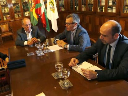 Encuentro en la Diputación de Gipuzkoa de Martín Garitano con al embajadora de Bolivia, María del Carmen Almendras.