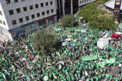 Concentración de los convocantes de la huelga en el sector de la enseñanza de Baleares, los sindicatos STEI y CCOO y la Asamblea de Docentes, ante la Conselleria de Educación celebrada el viernes. EFE/Archivo