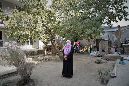Zahra Farahmand sobre el terreno en el que han enterrado esculturas suyas y de su padre tras la llegada de los talibanes