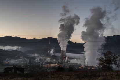 Debido a todos estos factores, el cierre definitivo de la minería del carbón en España es visto por los sindicatos como una seria amenaza para las regiones de España. En la imagen, la central de energía térmica de Soto de Ribera, en Entrepuentes (Asturias).