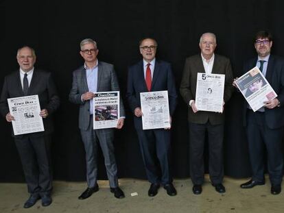 De izquierda a derecha: Ekáizer, Moreno, Ayuso, Mora, Querol, Benito, Rivera y González Urbaneja, cada uno con una portadas señalada de su etapa como director de CincoDías.