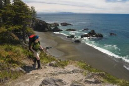 Una senderista en el West Coast Trail, dentro del parque nacional Pacific Rim, en la isla de Vancouver (Canadá).