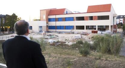 Una persona observa el instituto Jos&eacute; Garc&iacute;a Nieto en Las Rozas.