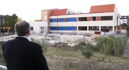 Una persona observa el instituto José García Nieto en Las Rozas.