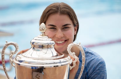 Nona Pérez, jugadora del CN Sant Andreu, con la copa de la Champions.