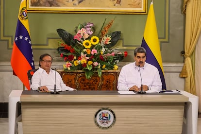 Gustavo Petro y Nicolás Maduro, en Caracas (Venezuela), el 18 de noviembre de 2023.