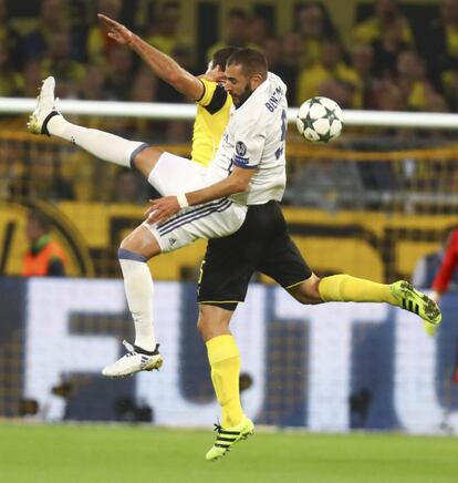 Sokratis Papastathopoulos y Benzema en acción.   

