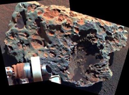 El meteorito Block Island, de 60 centímetros de largo (en falso color), junto a un instrumento del vehículo <i>Opportunity</i>, que lo está analizando en Marte.