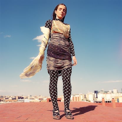 Candela Capitán lleva ‘top’, ‘leggings’, vestido ‘patchwork’ y zapatos, todo de MARINE SERRE.
