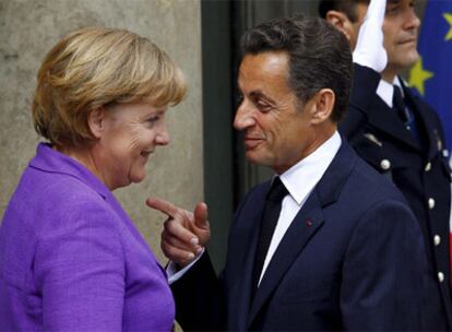 El presidente francés, Nicolas Sarkozy, recibe a la canciller alemana, Angela Merkel, en el palacio del Elíseo.