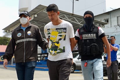 Agentes de la Policía Nacional de Ecuador escoltan a Javier Orellana (C), detenido por su presunta implicancia en el secuestro del chileno Luis Toledo en Guayaquil, Ecuador,