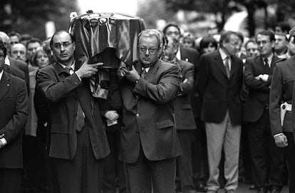 Capilla ardiente del dirigente socialista Ramón Rubial, en la Diputación de Vizcaya, en Bilbao, en mayo de 1999. En la imagen Txiki Benegas y Rodolfo Ares (i), ambos con el féretro a hombros.