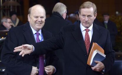 El primer ministro de Irlanda, Enda Kenny, a la derecha, y el ministro de Finanzas, Michael Noonan