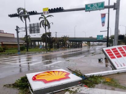 El cartel de una gasolinera caído tras el paso de Irma en Miami.