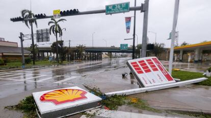 El cartel de una gasolinera caído tras el paso de Irma en Miami.