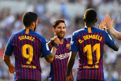 Ousmane Dembélé (derecha) celebra el gol del desempate con Messi y Suárez.