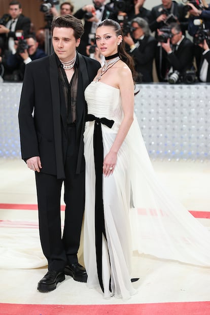 Brooklyn Beckham y su esposa, Nicola Peltz, a su llegada a la alfombra roja. Ambos visten de Valentino.