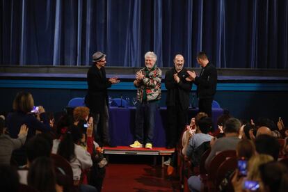 Desde la izquierda, Fele Mart&iacute;nez, Pedro Almod&oacute;var, Javier C&aacute;mara y Fran Boira, en la presentaci&oacute;n de &#039;La mala educaci&oacute;n&#039;.