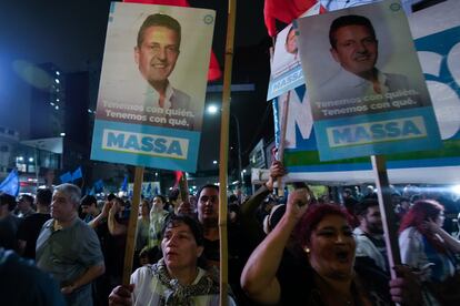 El candidato peronista Sergio Massa resultó triunfador en la primera vuelta de las elecciones, con más del 36% de los votos. Disputará una segunda vuelta el próximo 19 de noviembre contra Milei, que obtuvo alrededor del 30% de los votos. En la imagen, seguidores de Sergio Massa celebran los resultados de la primera vuelta de las elecciones. 