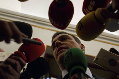 El líder socialista Pedro Sánchez habla con los periodistas tras la moción de censura.