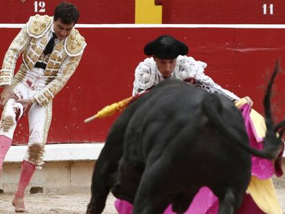 Paco Ureña, instantes después de ser corneado por el cuarto toro de la tarde.