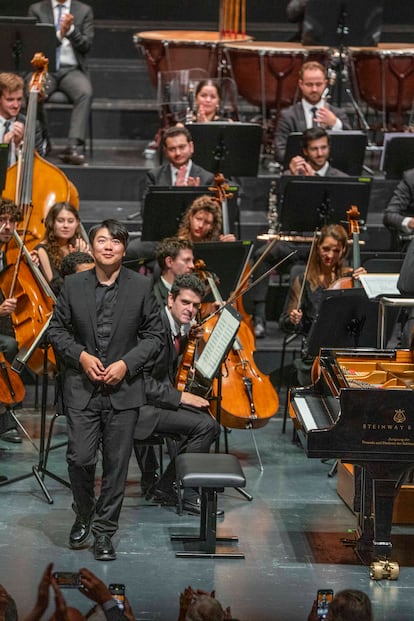 Pianist Lang Lang greets the audience after playing the solo part of Mendelssohn's Piano Concerto No. 1. Photo courtesy of the Salzburg Festival.