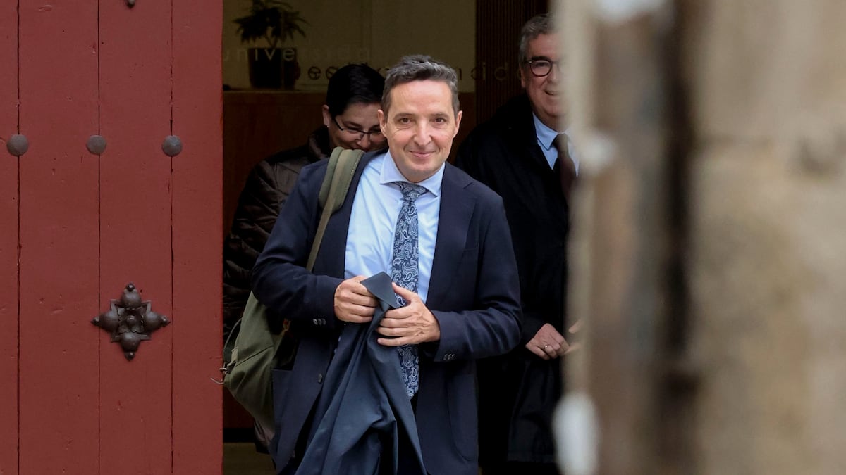 El Ministerio de Ciencia pide una investigación sobre el nuevo rector de la Universidad de Salamanca | Ciencia