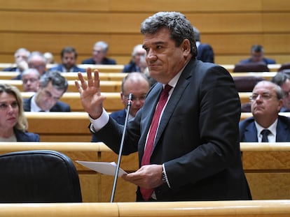 El ministro de Inclusión, Seguridad Social y Migraciones, José Luis Escrivá, el martes, durante la sesión de control al Gobierno en el Senado.