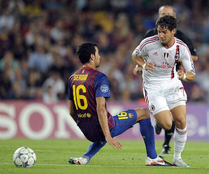 Pato sortea con un caño a Busquets antes de encarar a Valdés para lograr el primer gol.