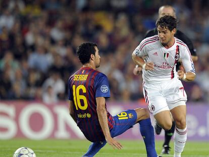 Pato sortea con un caño a Busquets antes de encarar a Valdés para lograr el primer gol.