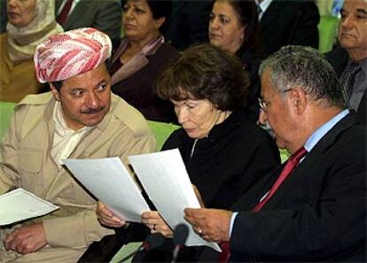 Masud Barzani (izquierda) y Jalal Talabani, con Danielle Mitterrand en Erbil (Irak) en octubre de 2002.