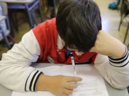 Alumnos de la Escola P&iacute;a de Sabadell (Barcelona) haciendo una prueba piloto de PISA. 