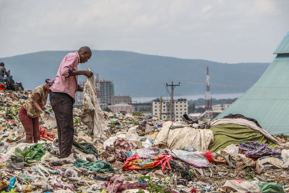 Trabajadores informales del sector de residuos recogen materiales para reciclar en el vertedero de Gioto, en Nakuru, Kenia, en junio de 2025.
SOPA Images (SOPA Images/LightRocket via Getty Images)