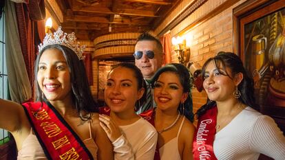 Las candidatas a Miss Quito 2023, con la ganadora de la edición de 2022, Karla Angulo, y el organizador del evento, Rafael Raza.