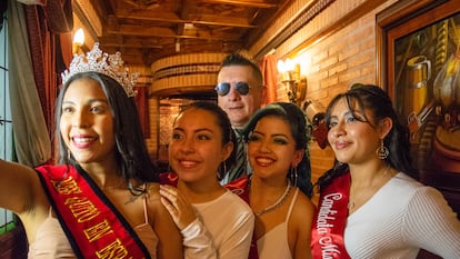 Las candidatas a Miss Quito 2023, con la ganadora de la edición de 2022, Karla Angulo, y el organizador del evento, Rafael Raza.