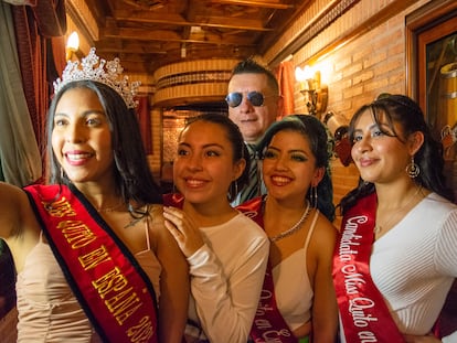 Las candidatas a Miss Quito 2023, con la ganadora de la edición de 2022, Karla Angulo, y el organizador del evento, Rafael Raza.