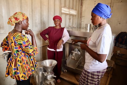 Fatou Njie supervisa el trabajo de Aida Camara y Habbi Njie que gestionan la Plataforma Solar Multifuncional de Fass, el 21 de mayo de 2025.