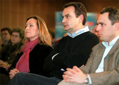 Zapatero, junto a Trinidad Jiménez y Rafael Simancas, durante la presentación del manifiesto socialista por la vivienda.