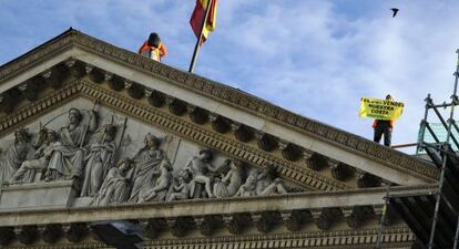 Activistas de Greenpeace en el tejado del Congreso. 