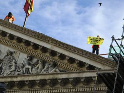 Activistas de Greenpeace en el tejado del Congreso.