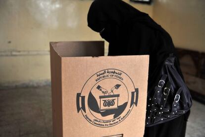 Una mujer yemení vota en las elecciones presidenciales.