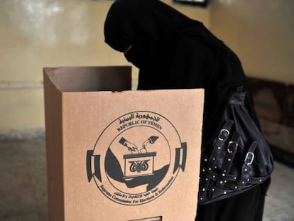 Una mujer yemen&iacute; vota en las elecciones presidenciales. 