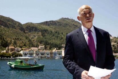 El primer ministro griego, Yorgos Papandreu, explica la petición de ayuda ayer en la isla de Kastellorizo.