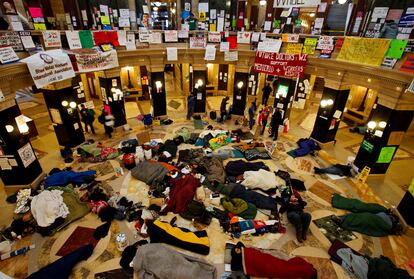 Opositores de una ley que eliminaba los derechos de negociación colectiva acampan dentro del Capitolio de Madison (Wisconsin), en 2011.