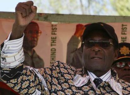 Robert Mugabe jalea a sus seguidores en un reciente acto electoral.