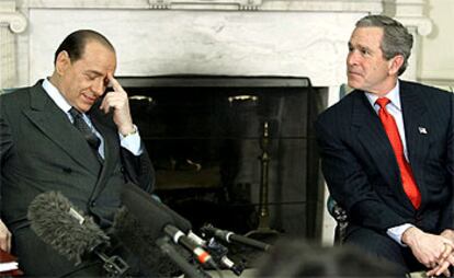 George Bush y Silvio Berlusconi atienden a los medios de comunicación en el Despacho Oval de la Casa Blanca.